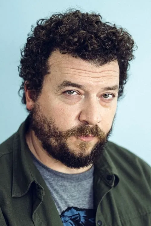 Danny McBride interpretando a Self