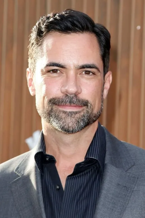 Danny Pino interpretando a Victor