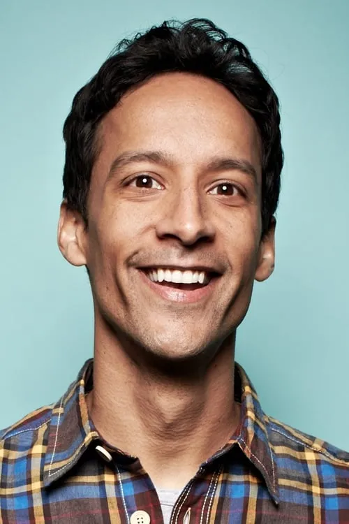 Danny Pudi interpretando a Melvin the online surfer