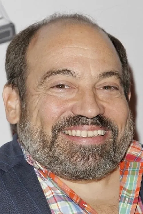 Danny Woodburn interpretando a Hugo