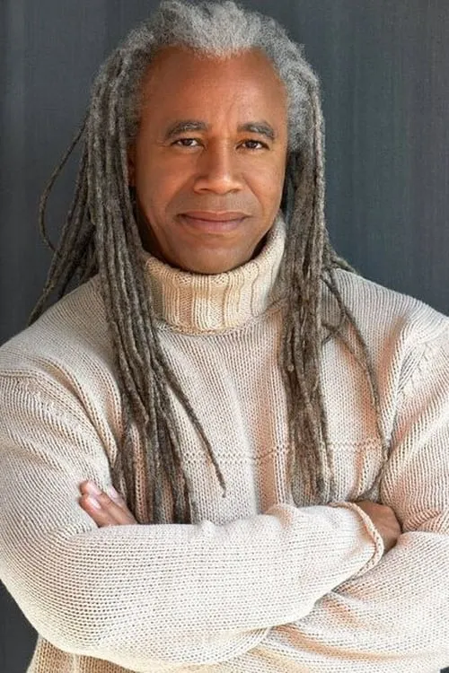 Dave Fennoy interpretando a Announcer