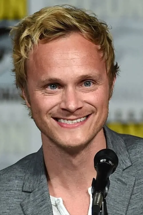 David Anders interpretando a RL7 (voice)