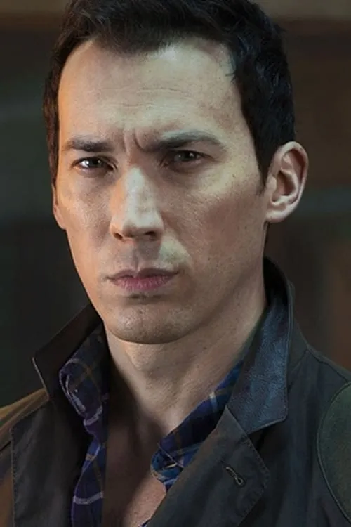 David Caves interpretando a Joe