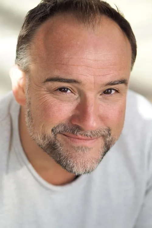 David DeLuise interpretando a Sly