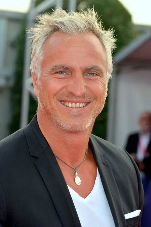 David Ginola interpretando a 