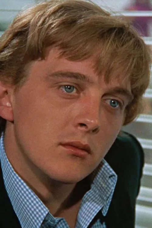 David Hemmings interpretando a Insp. Bruce Hutton