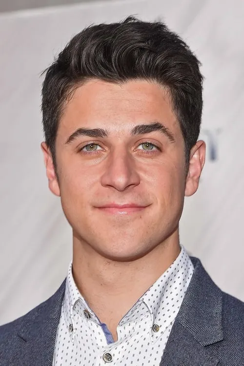 David Henrie interpretando a Rudy Ising