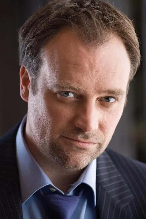 David Hewlett interpretando a Patrick