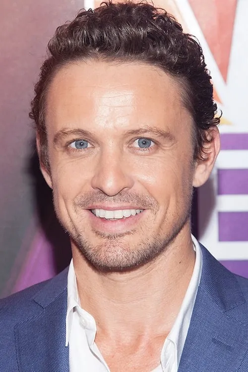 David Lyons interpretando a 