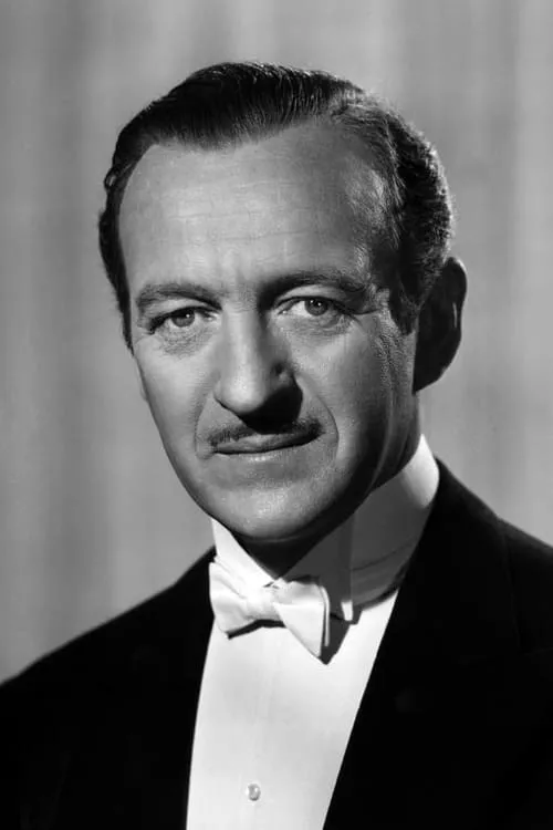 David Niven interpretando a Captain Fritz von Tarlenheim