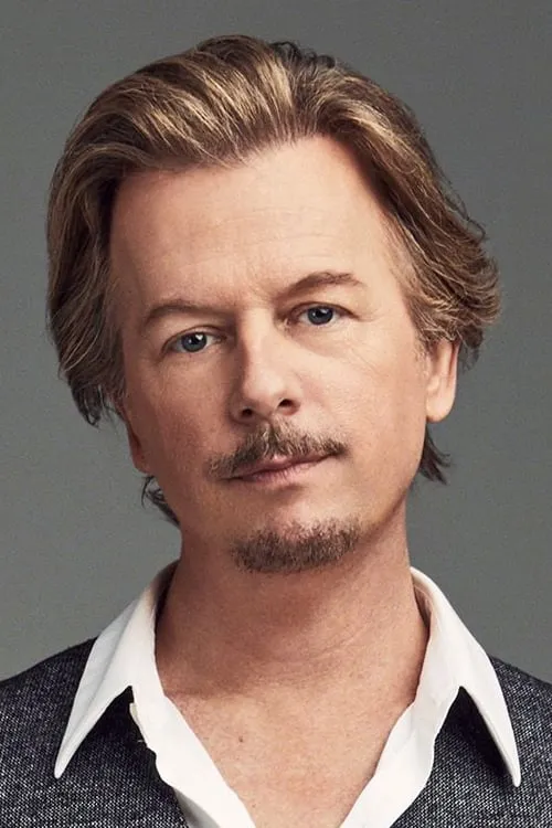 David Spade interpretando a Marcus Higgins