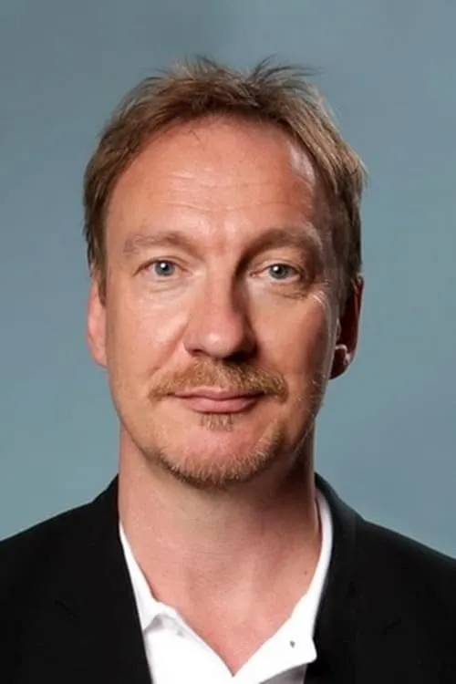 David Thewlis interpretando a Dan Starkey