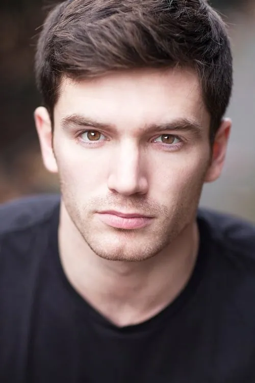 David Witts interpretando a James