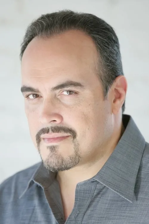 David Zayas interpretando a Jon Castaneda