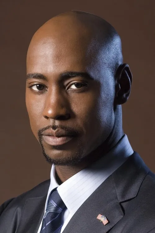 D.B. Woodside interpretando a Tyrone