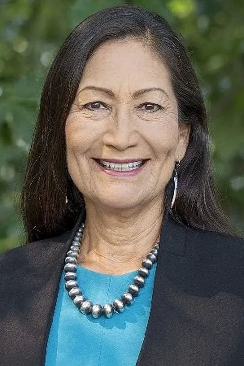 Deb Haaland interpretando a Interviewee (Self)