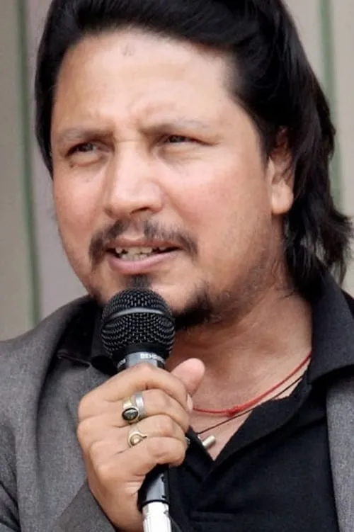 Deepak Raj Giri interpretando a Raja