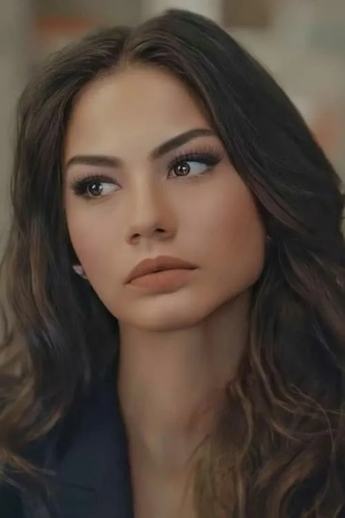 Demet Özdemir interpretando a Asli