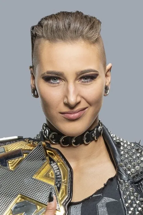 Demi Bennett interpretando a Rhea Ripley