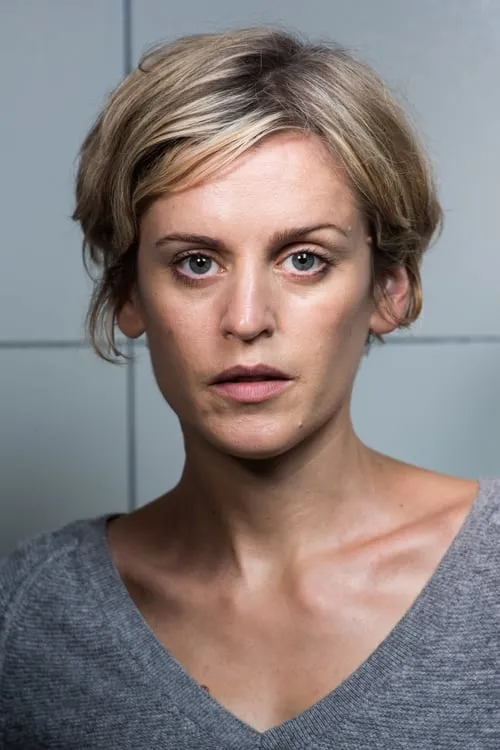 Denise Gough interpretando a Sarah