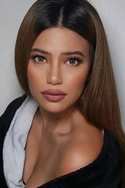 Denise Laurel interpretando a Janet