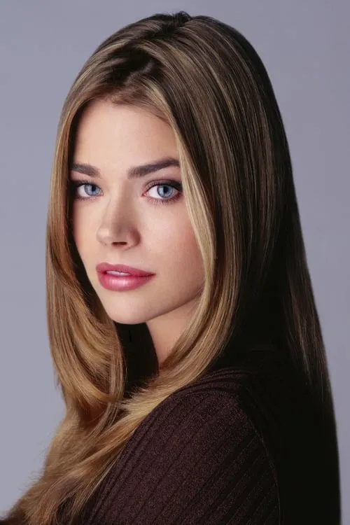 Denise Richards interpretando a Nora Grant