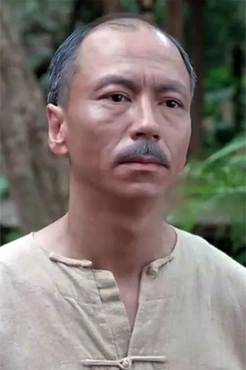 Dennis Chan Kwok-San interpretando a Head Master