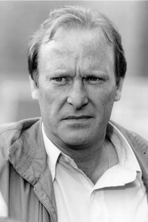 Dennis Waterman interpretando a Photographer