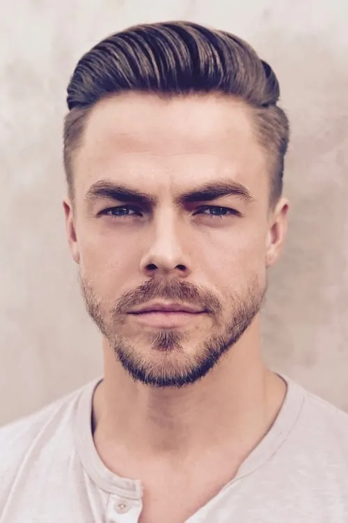 Derek Hough interpretando a Himself