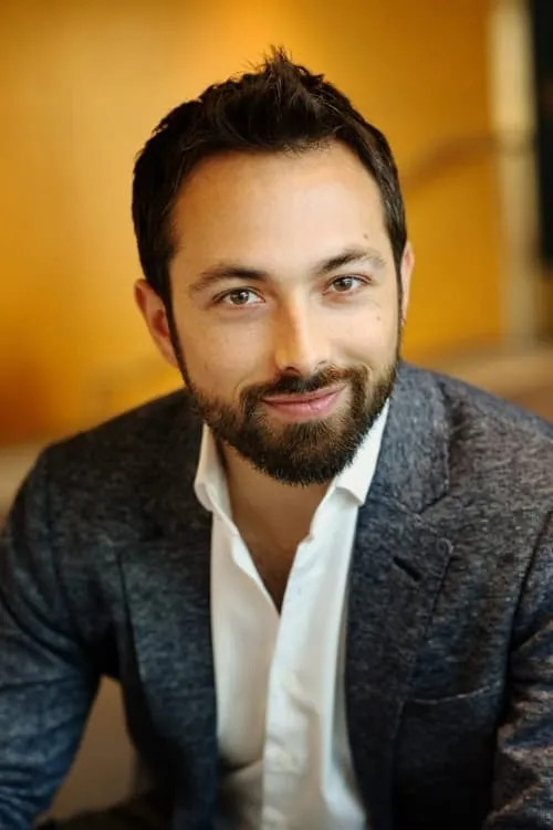 Derek Muller interpretando a Host