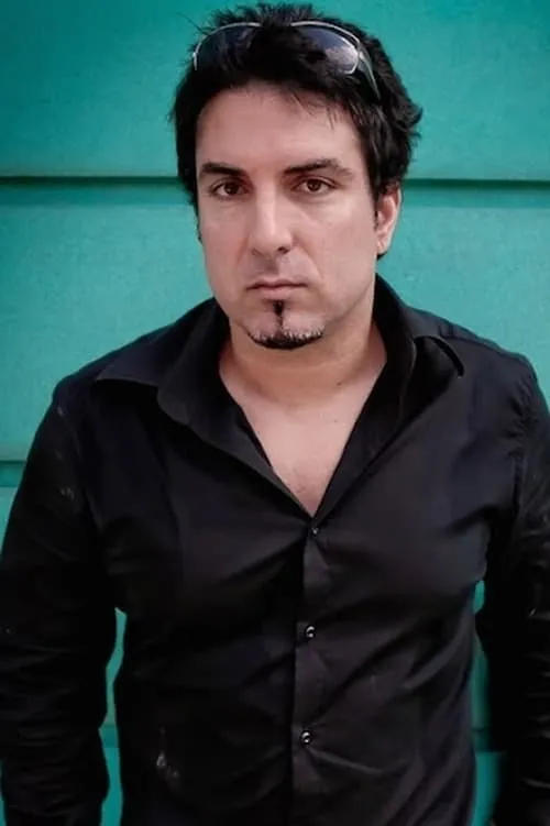 Derek Sherinian interpretando a Himself