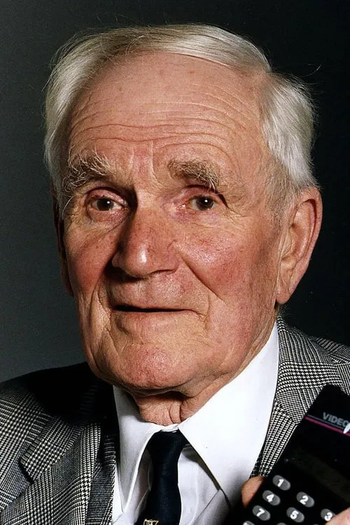 Desmond Llewelyn interpretando a Q