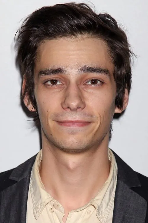 Devon Bostick interpretando a Low Man