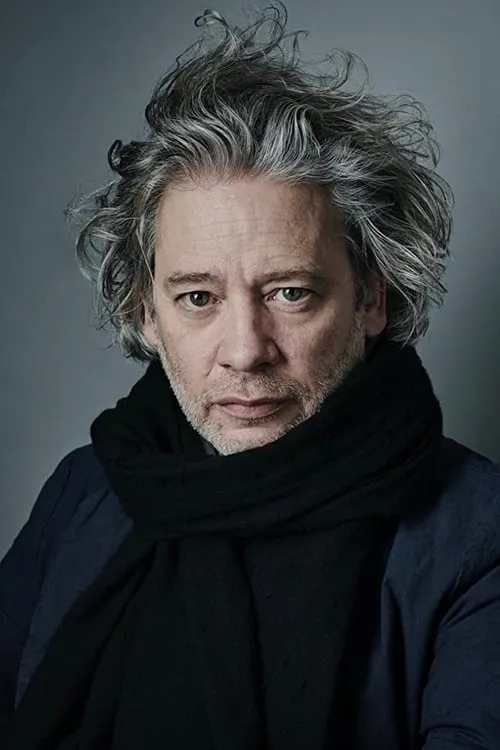 Dexter Fletcher interpretando a Tom