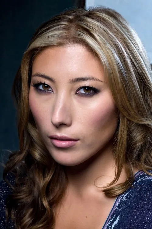 Dichen Lachman interpretando a News Reporter