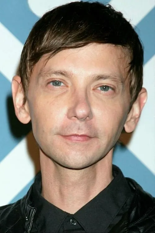 DJ Qualls interpretando a Junior