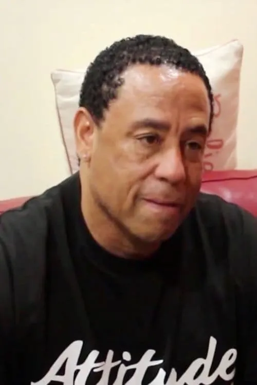 DJ Yella interpretando a Himself