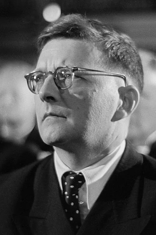 Dmitri Shostakovich interpretando a (archival footage)