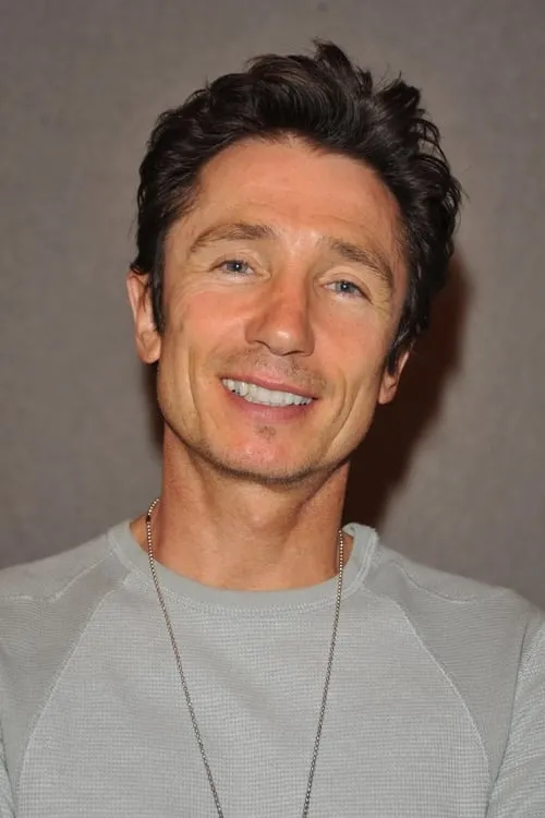 Dominic Keating interpretando a Coach