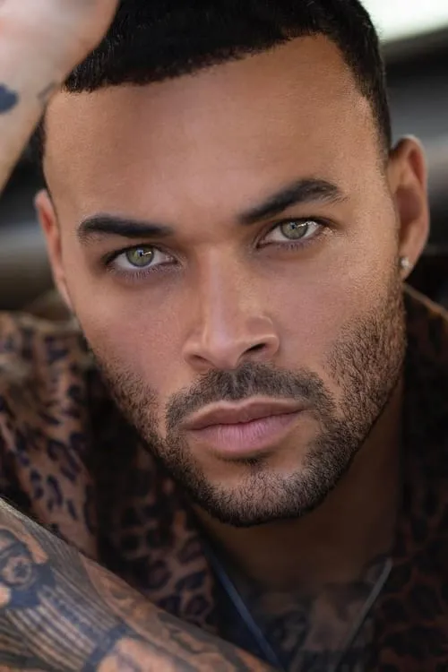 Don Benjamin interpretando a Don