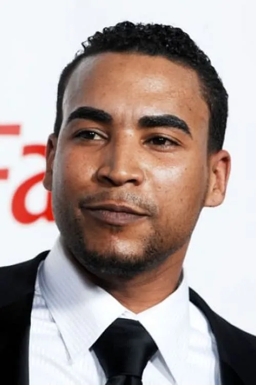 Don Omar interpretando a Himself