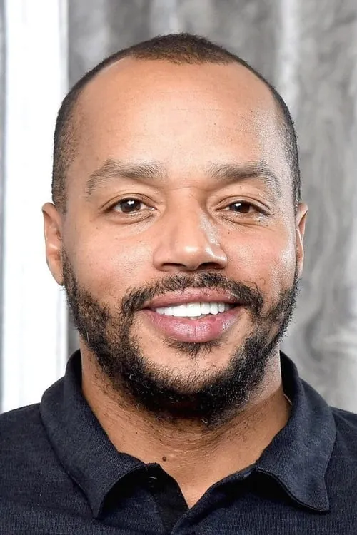 Donald Faison interpretando a Mr. Stewart