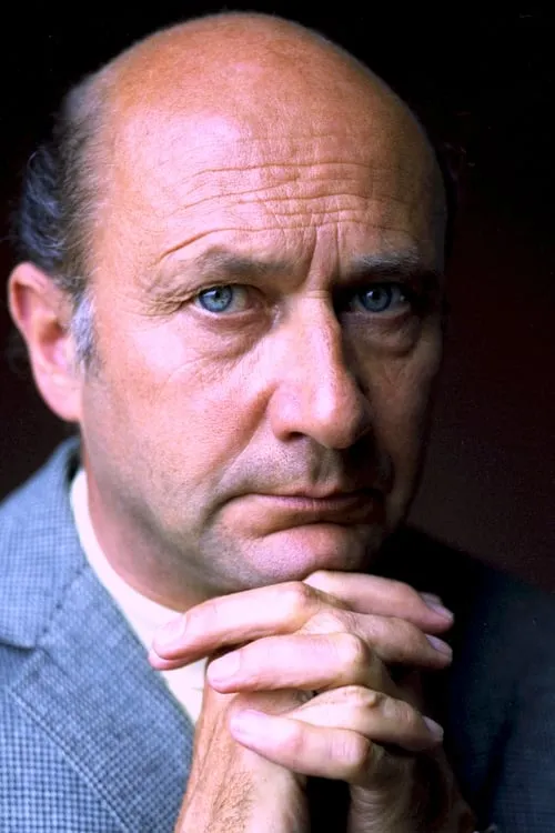 Donald Pleasence interpretando a Wolters