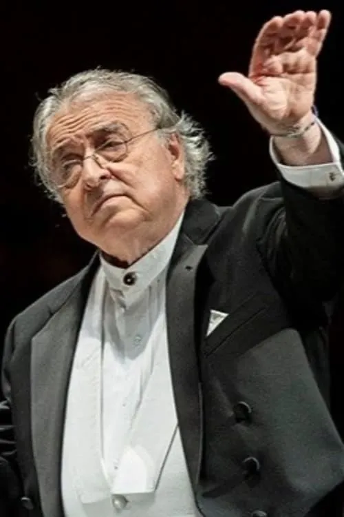 Donato Renzetti interpretando a Conductor