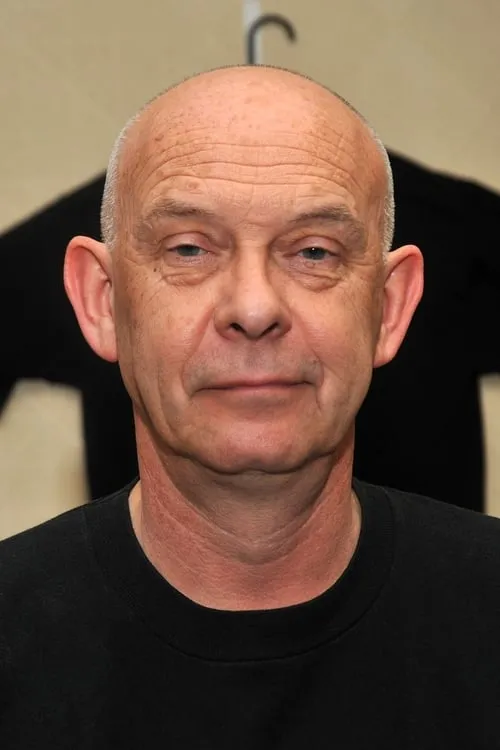 Doug Bradley interpretando a Tollington