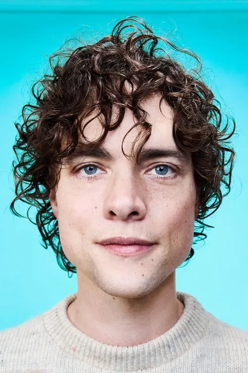 Douglas Smith interpretando a Tanner