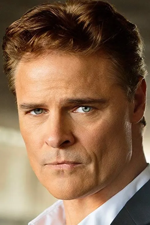 Dylan Neal interpretando a Robert