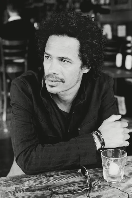 Eagle-Eye Cherry interpretando a Samir