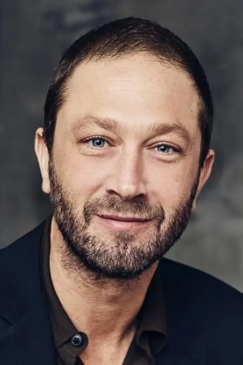 Foto de perfil del actor Ebon Moss-Bachrach en el reparto