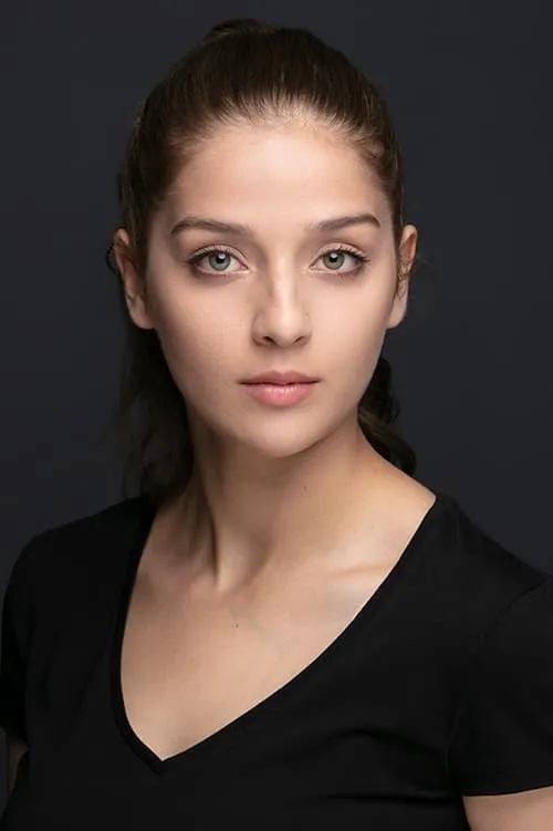 Ecem Çalhan interpretando a 